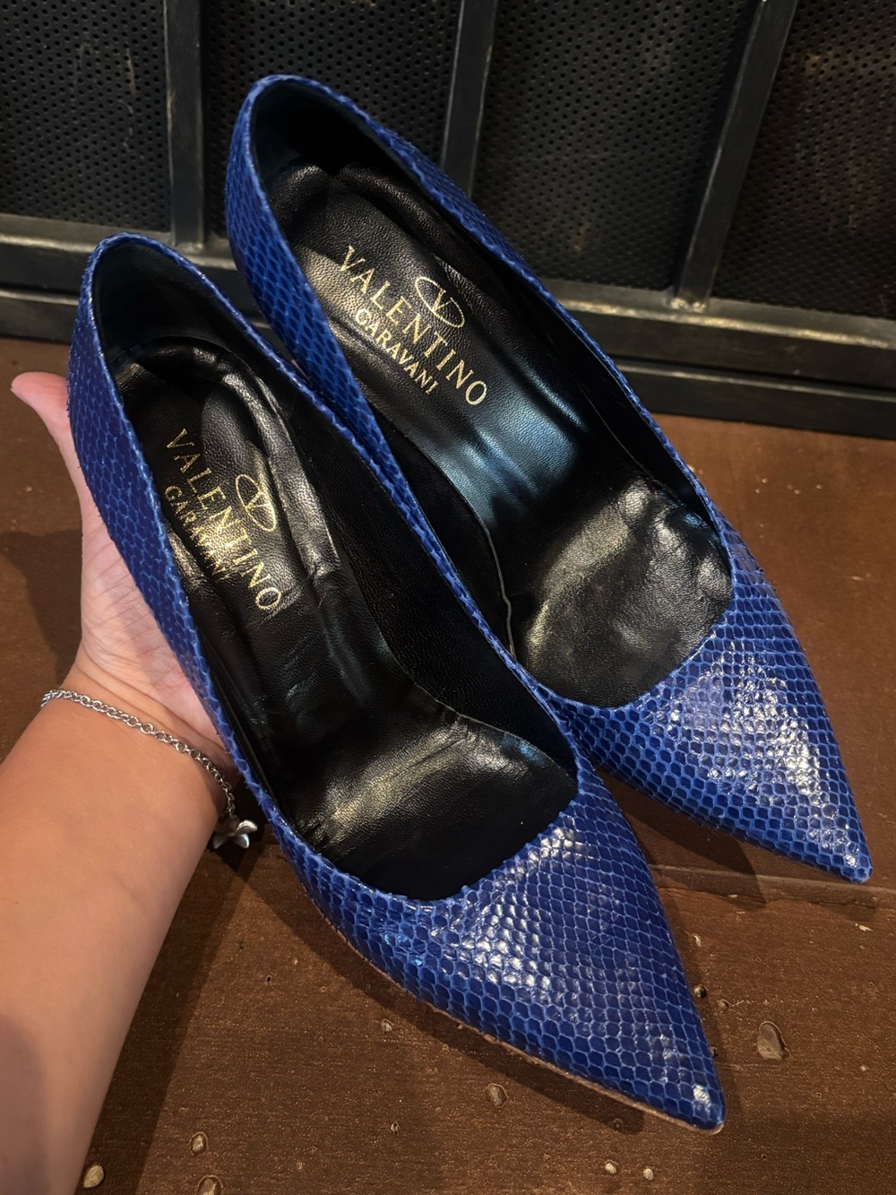 Valentino Garavani Blue Snakeskin Pattern Leather Heels - Picture 5 of 9